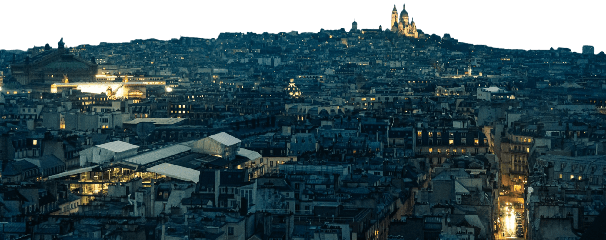 Ciudad europea desde una azotea en hora azul