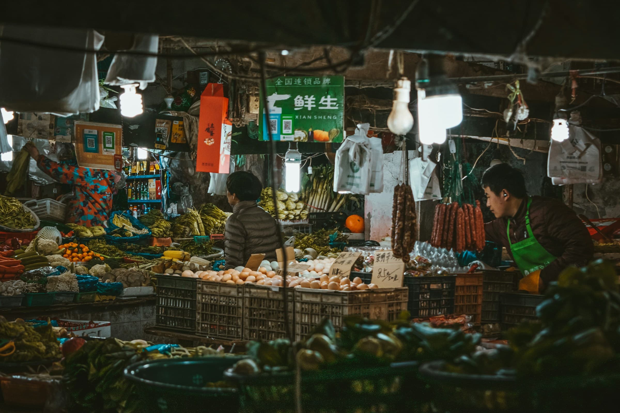 Mercado de la ciudad, con puestos, ligeramente